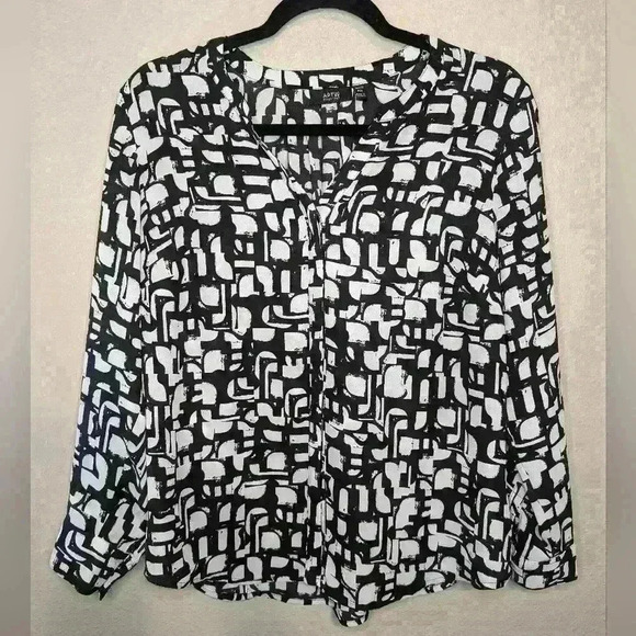 Apt 9 petite medium Poly black & white geometric hidden button business blouse - Picture 8 of 10